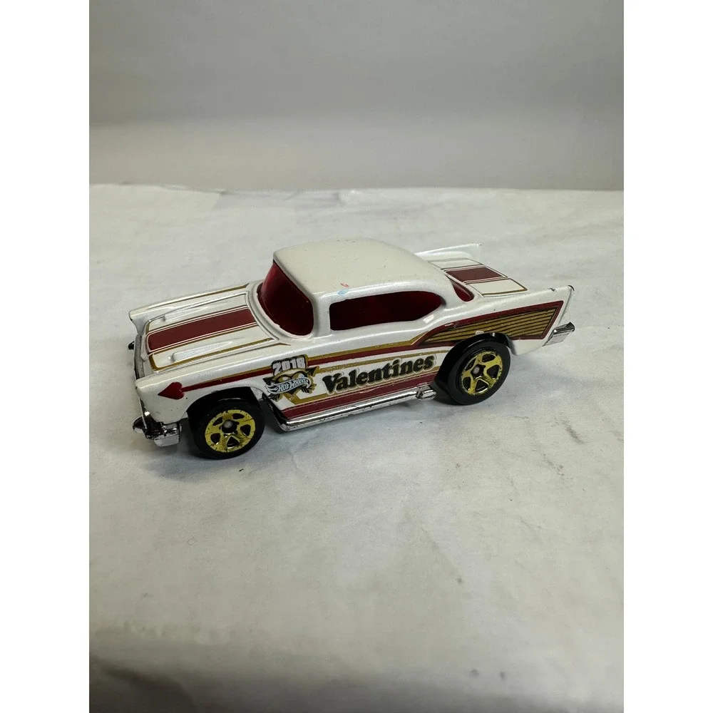 Hot Wheels 2018 Valentines 57 Chevy Diecast Car White‎ Red Gold 164 Scale